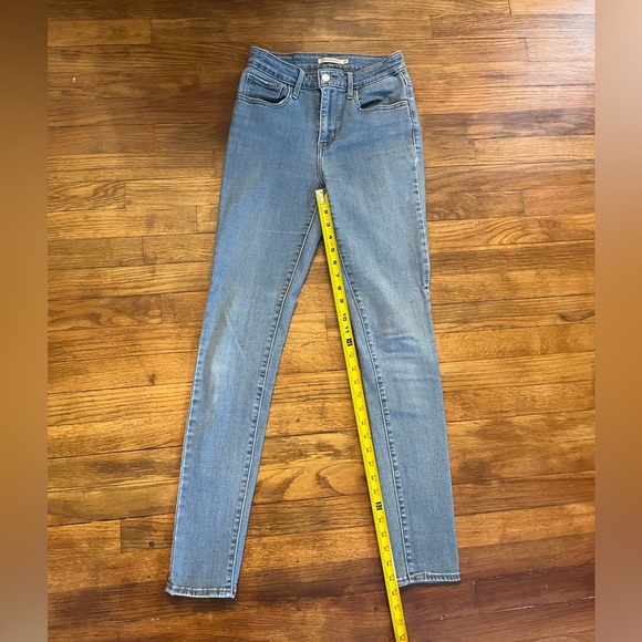 Levi Jeans- Medium Wash - Picture 3 of 6
